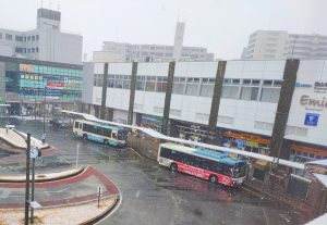 雪がふる狭山市駅